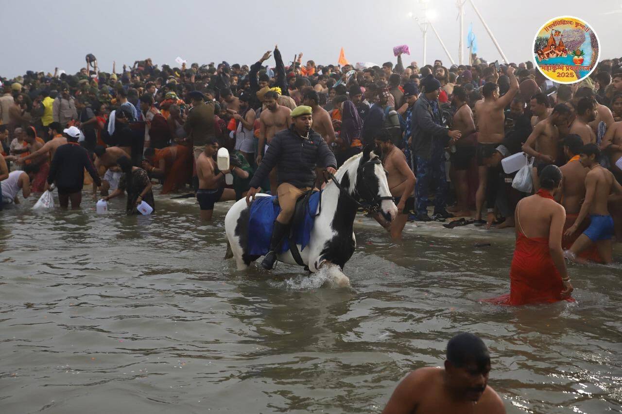 महाकुंभ 2025 : सबसे पहले महानिर्वाणी अखाड़ा ने किया स्नान, देखे महाकुंभ की कुछ खास झलकियां