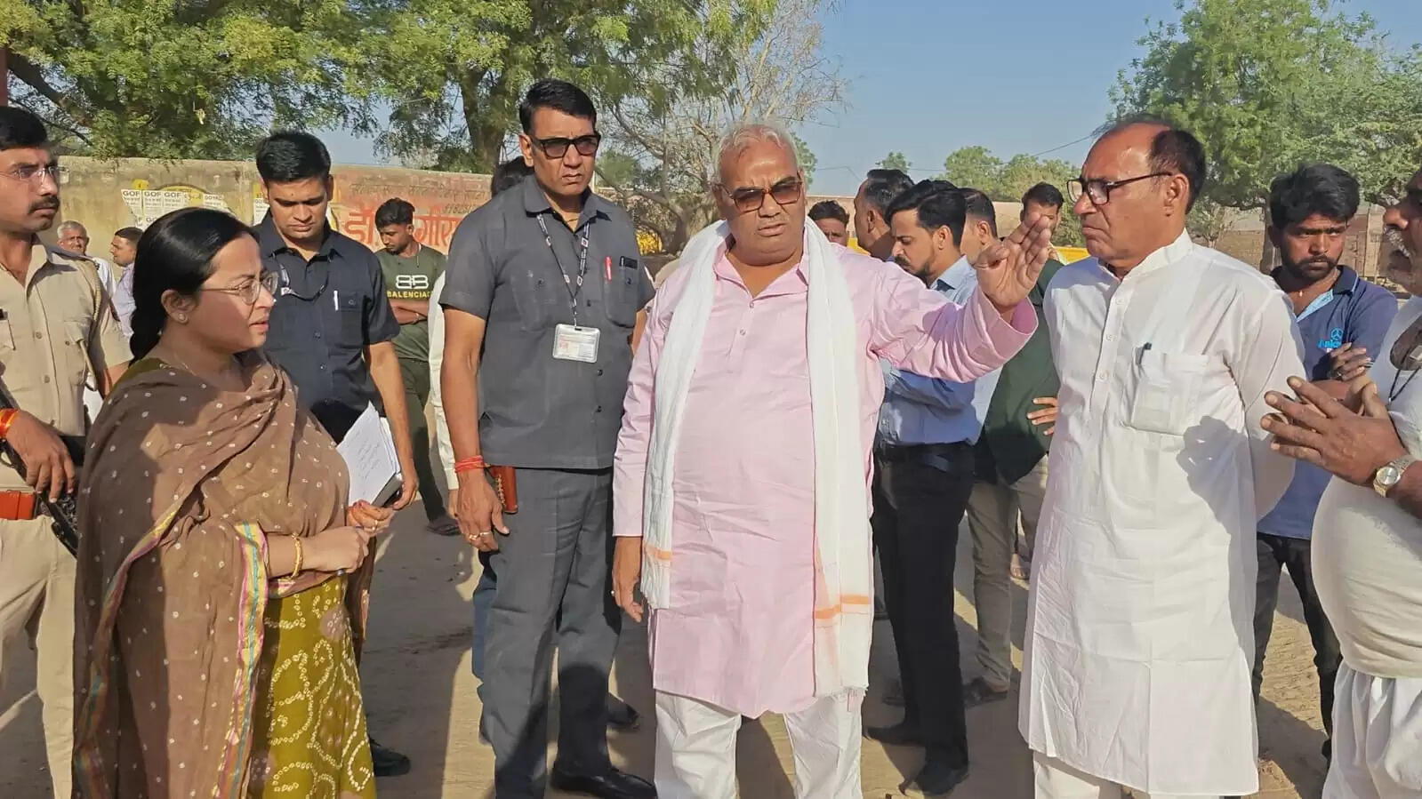 Bikaner : मंदिर के आगे गंदगी देख मंत्री Dilawar इतने भड़के कि 03 सरपंच, 03 VDO को सस्पेंड किया