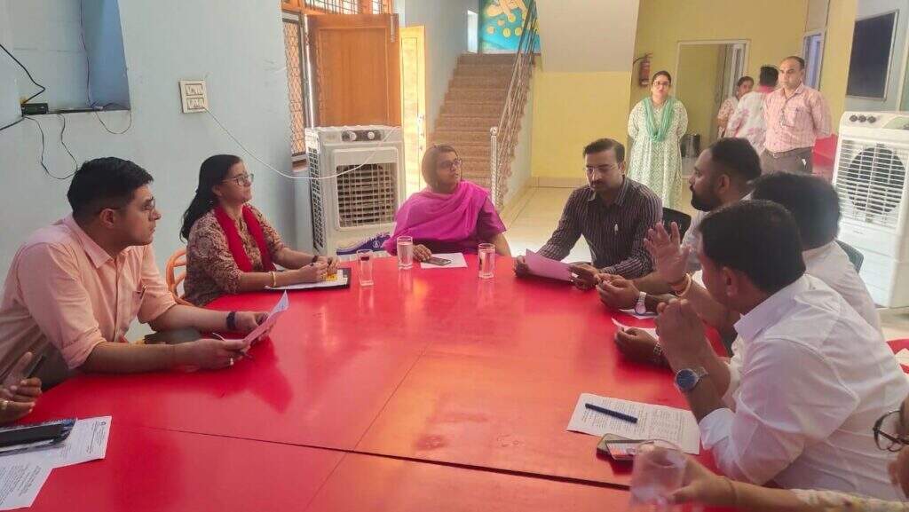 हैंडीक्राफ्ट आइटम्स को देखकर सराहा कहा विभिन्न मेलों व अमृता हाट में इनकी स्टाल्स लगाई जाए