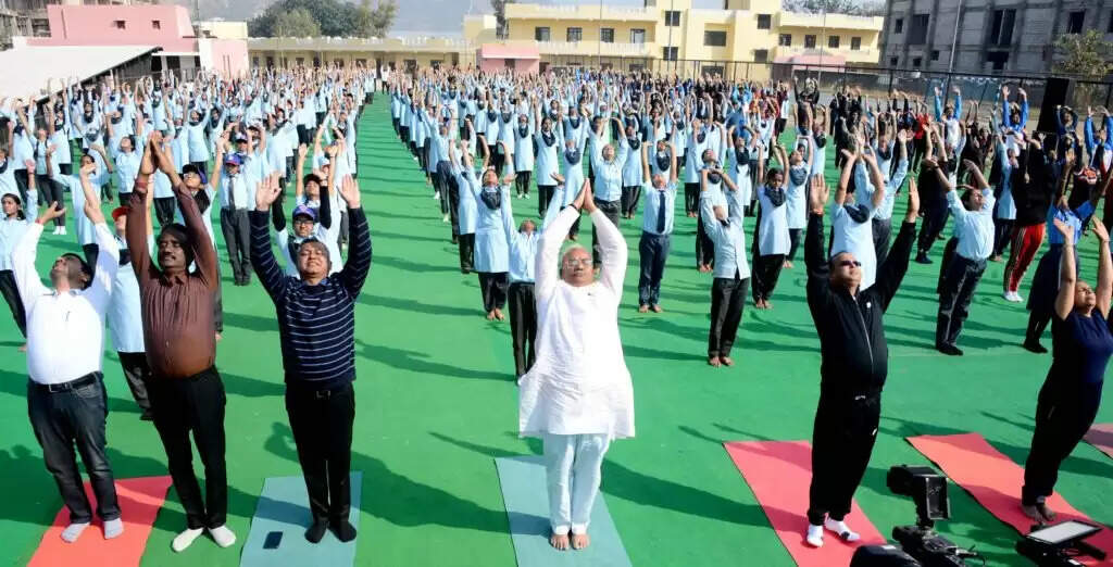 राजस्थान के स्कूलों में ‘सूर्य नमस्कार‘ : जानिए स्टूडेंट्स के साथ अभ्यास कर क्या बोले दिलावर, आशीष मोदी