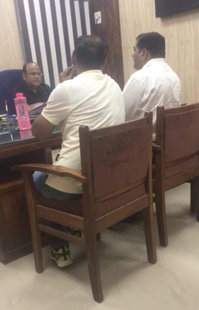 आरोप: बच्चे को उठा रहा था शख्स, मां जागी तो छोड़ भागा, बेहोश हो गई मां