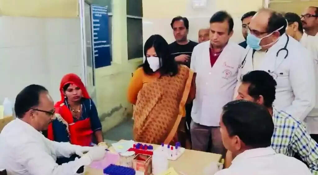 अचानक निरीक्षण करने पहुंची, दरवाजों पर चिपके नोटिस के कागज, जगह-जगह गंदगी देख नाराज