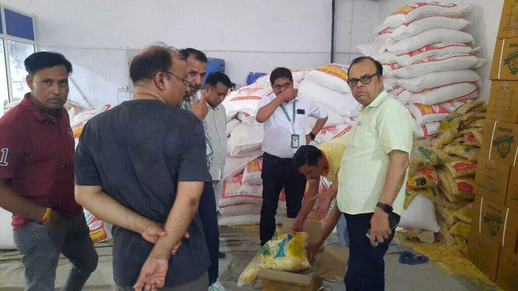 बिना एक्सपायरी व मैन्युफैक्चरिंग डेट के मैदा फ्लेक्स पकड़े
