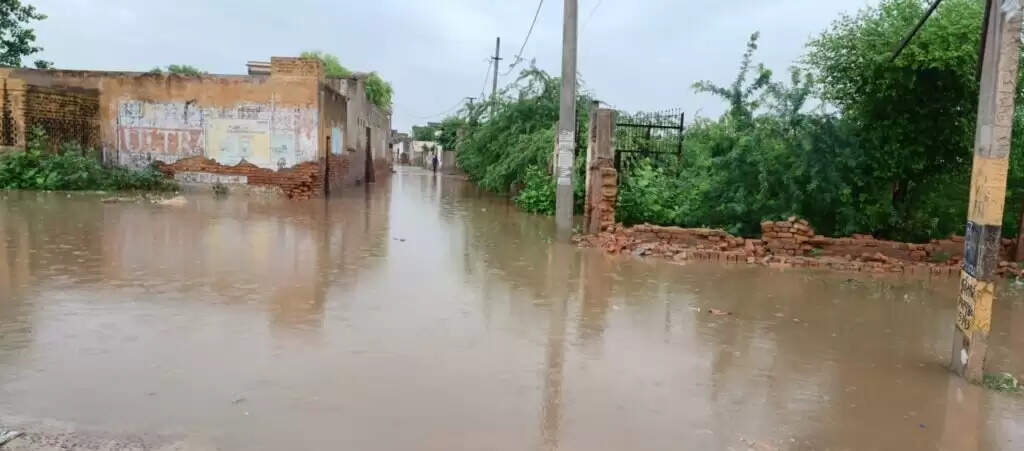 बारिश: खाजूवाला-पूगल में भारी बारिश, जलमग्न गांव, नुकसान की आशंका