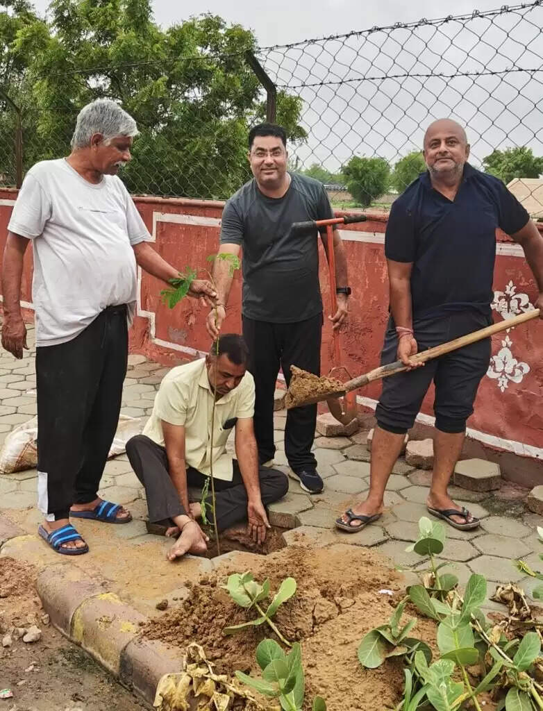 डॉ. करणी सिंह स्टेडियम परिसर में लगाए पौधे, उचित सार संभाल का लिया संकल्प