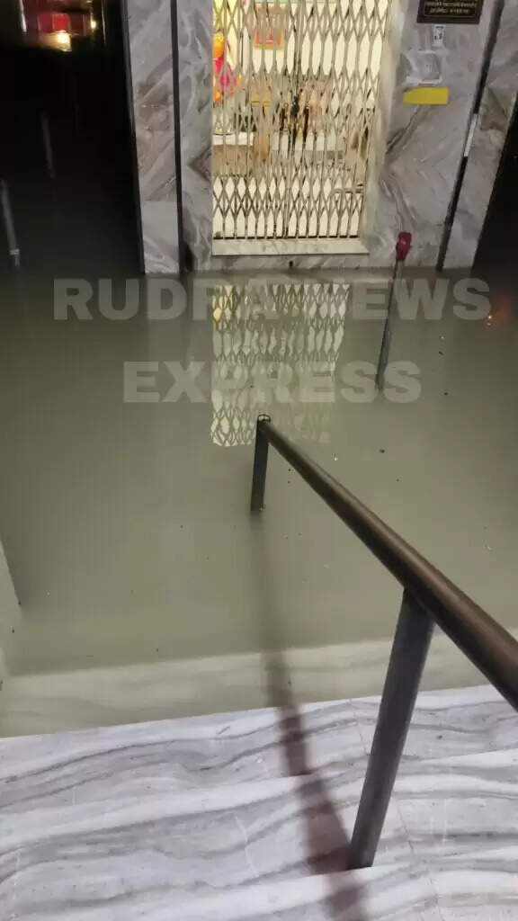कोलायत की ये तस्वीरें बयां कर रही हालात, कपिल मुनि मंदिर में पहुंचा पानी