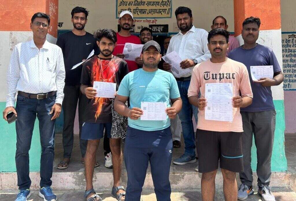 गांवों में उत्सव सा माहौल, वाद्य यंत्रों की स्वर लहरियों के साथ किया मतदाता पर्चियों का वितरण
