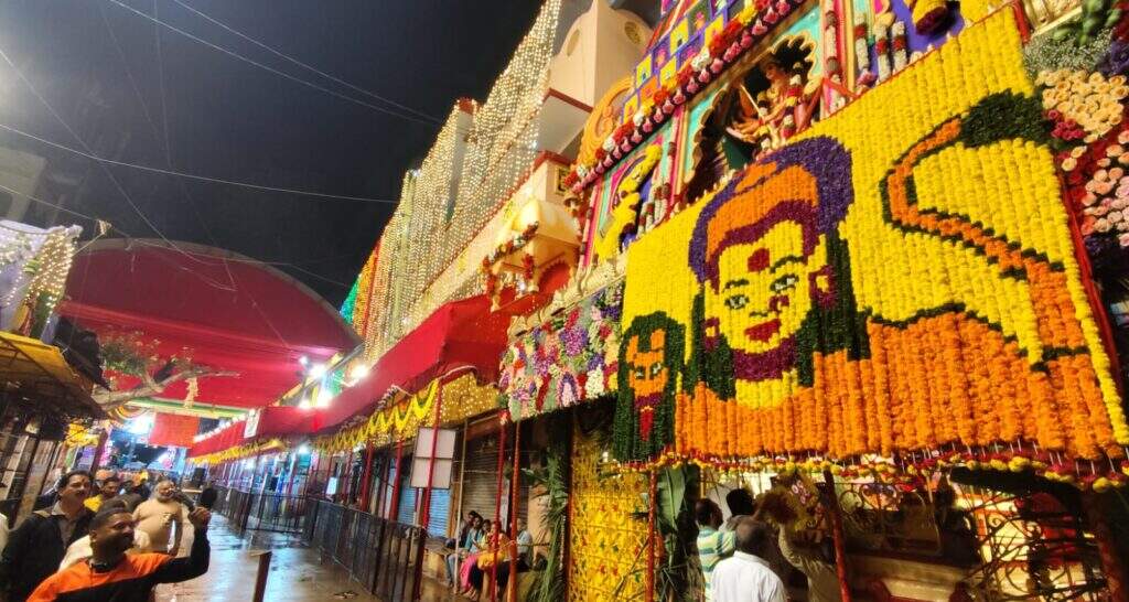 BONALU : यहां माँ काली के विकराल रूप का दर्शन करने सड़कों पर उमड़ रही भीड़