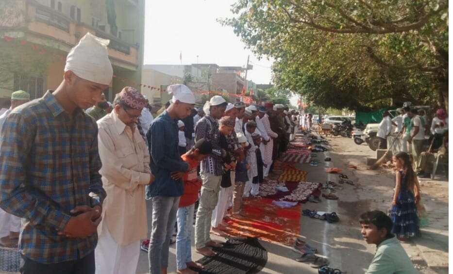 ईदुलफितर का पर्व उल्लास के साथ मनाया, बड़ी ईदगाह सहित विभिन्न स्थानों पर सामूहिक नमाज