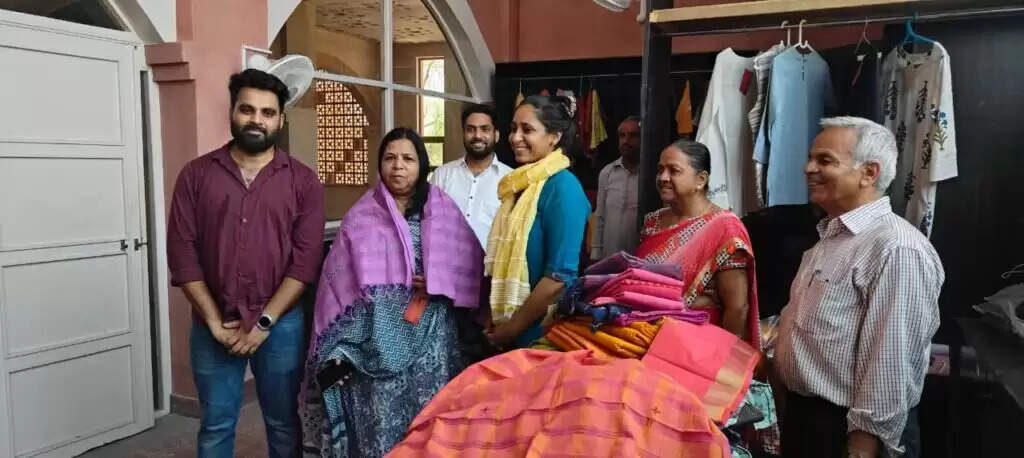 KOLAYAT : संभागीय आयुक्त ने उरमूल डेजर्ट क्राफ्ट यूनिट में आर्टिजनों द्वारा तैयार उत्पादों के बारे में जानकारी प्राप्त की