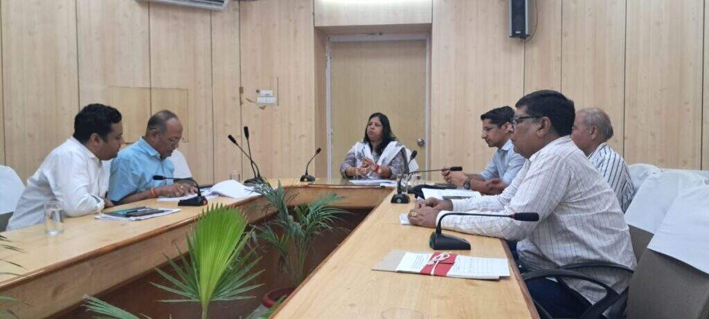 संभागीय आयुक्त ने पीडब्ल्यूडी को निगम और पंचायत समिति से समन्वय के दिए निर्देश