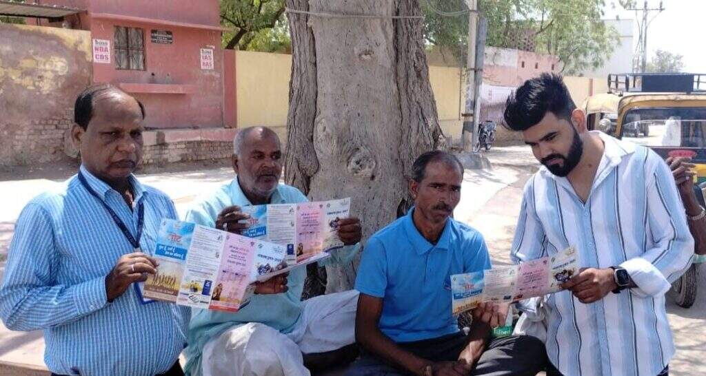 गांवों में उत्सव सा माहौल, वाद्य यंत्रों की स्वर लहरियों के साथ किया मतदाता पर्चियों का वितरण