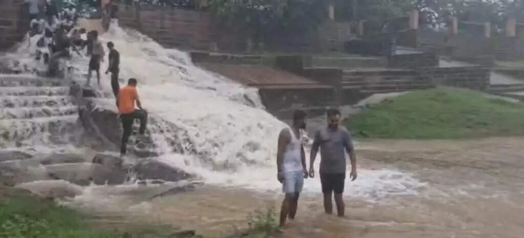 NAGAUR : झरनों का लुत्फ उठाने शहरवासी उमड़े