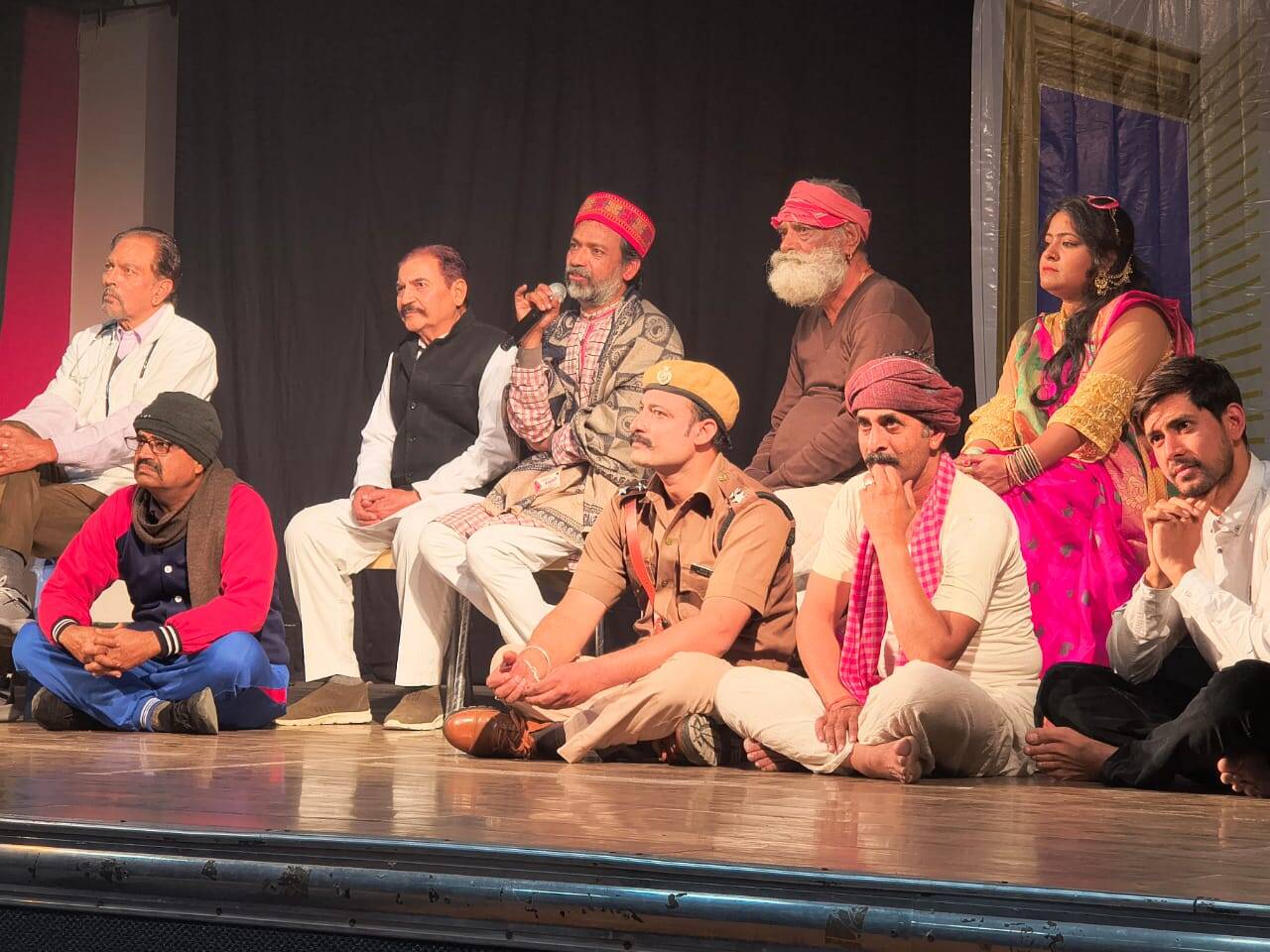 हैलो मिस्टर परसाई का अलवर में शानदार प्रदर्शन: दर्शकों ने सराहा नाटक और कलाकारों की प्रस्तुति