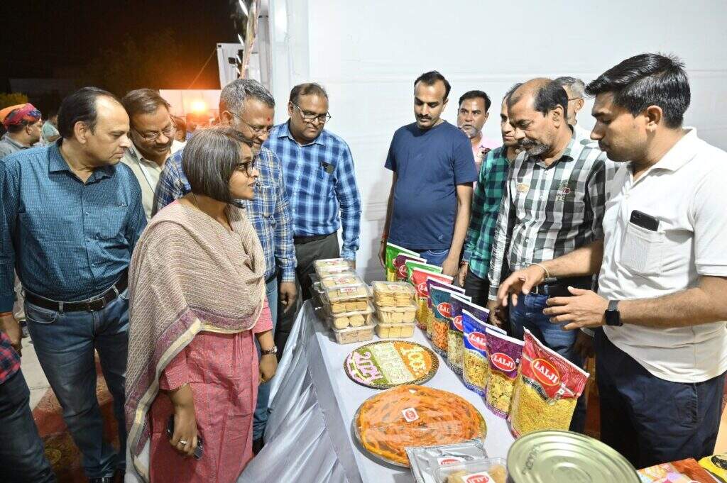 SVEEP Food Carnival : 25 किलो की ब्रेड, 20 किलो का बर्गर, 5 किलो का पिज़्ज़ा, 30 इंच पापड़ सब पर मतदान का संदेश