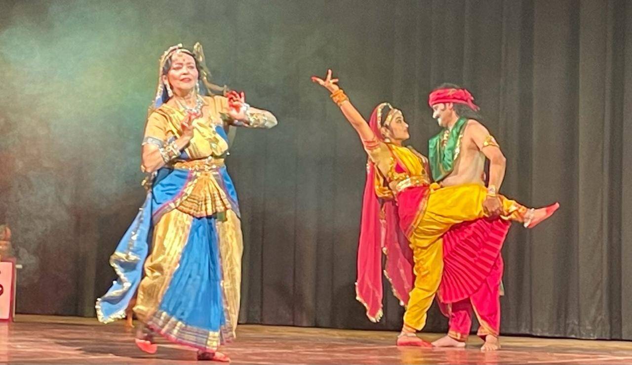 संवेदनाओं का मंचन - नाटकों का संगम : करुणा, हास्य और सामाजिक यथार्थ का चित्रण