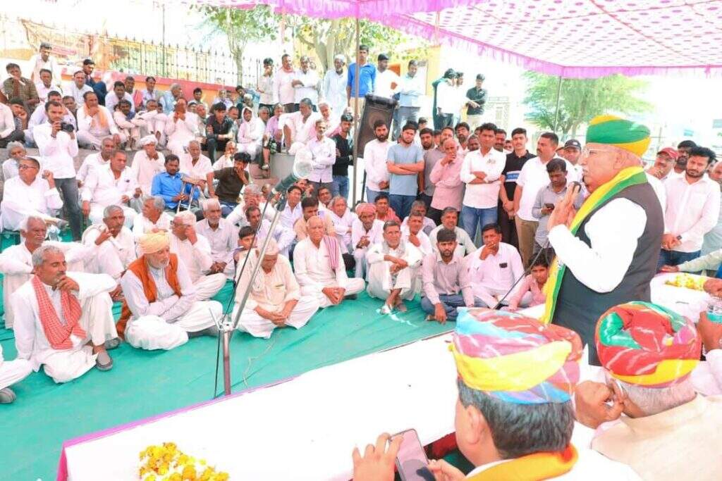 तोलियासर गांव में सभा को संबोधित कर भाजपा के पक्ष में वोट करने की अपील की