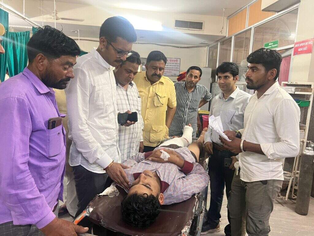 झझू बस हादसे में घायल हुए बच्चों का हाल पूछने पहुचे भाटी