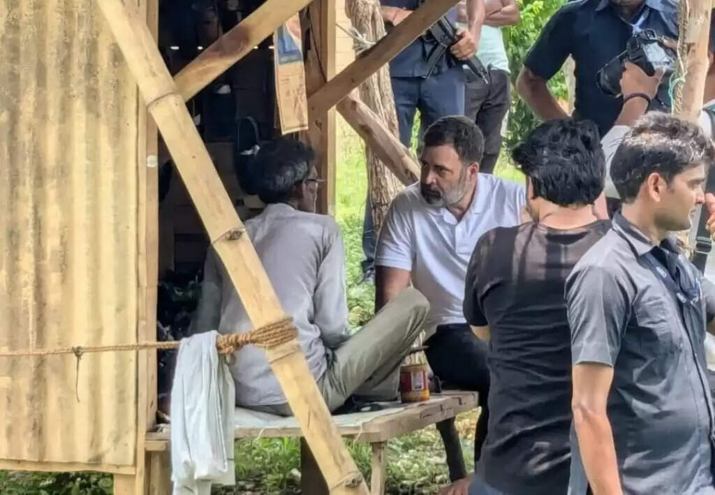 मोची की दुकान पर 30 मिनट रुके राहुल, पुराने जूतों की सिलाई भी की