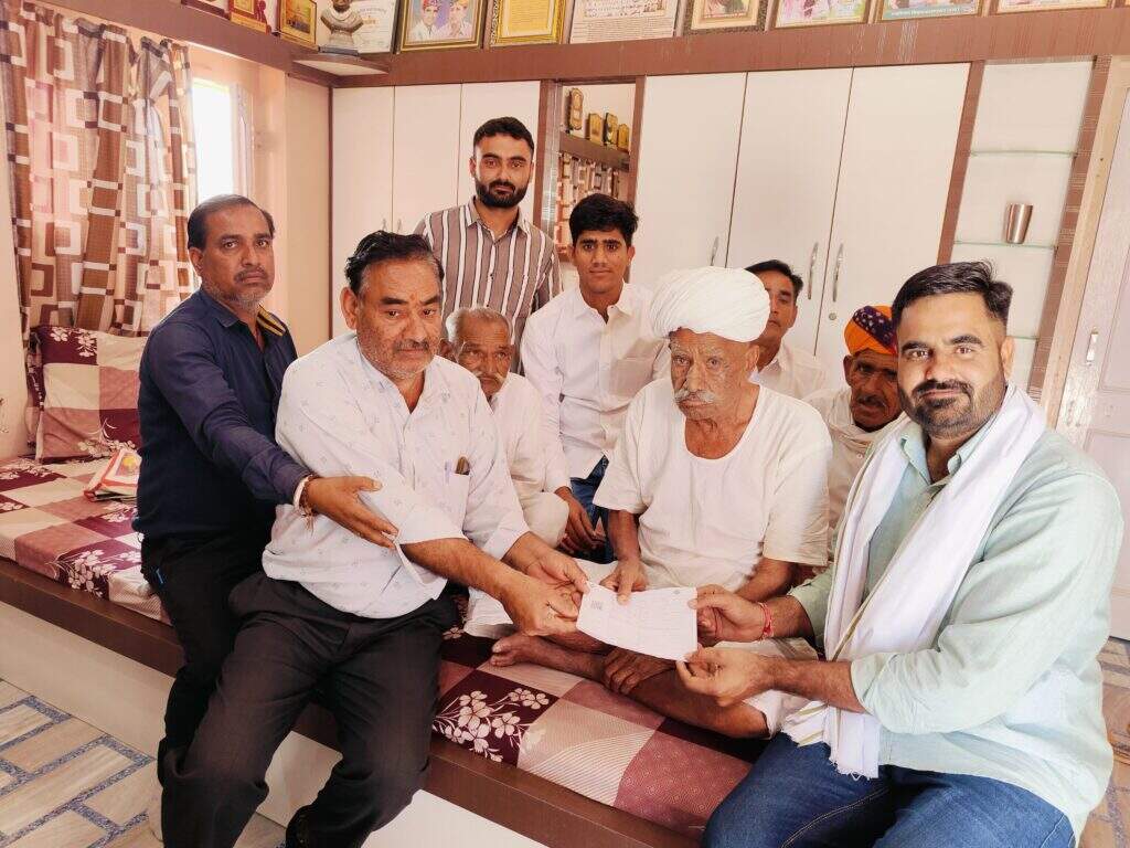 मतदान पर्ची वितरण में मिले ऐसे मतदाता जिन्होंने आजादी से लेकर आज तक सभी 17 लोकसभा चुनाव में मतदान किया