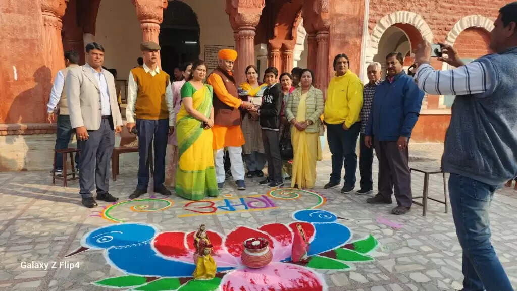 सादुल उच्च माध्यमिक विद्यालय के वार्षिक कार्यक्रम में विधायक व्यास ने बच्चों को गुरु के महत्व के बारे में बताया