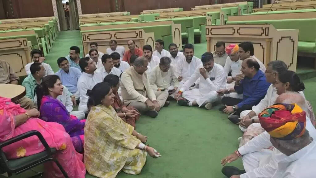 Rajasthan Vidhansabha : रात सदन में सोये, सुबह नारों के बीच एमएलए की तबीयत बिगड़ी, कार्रवाई स्थगित!