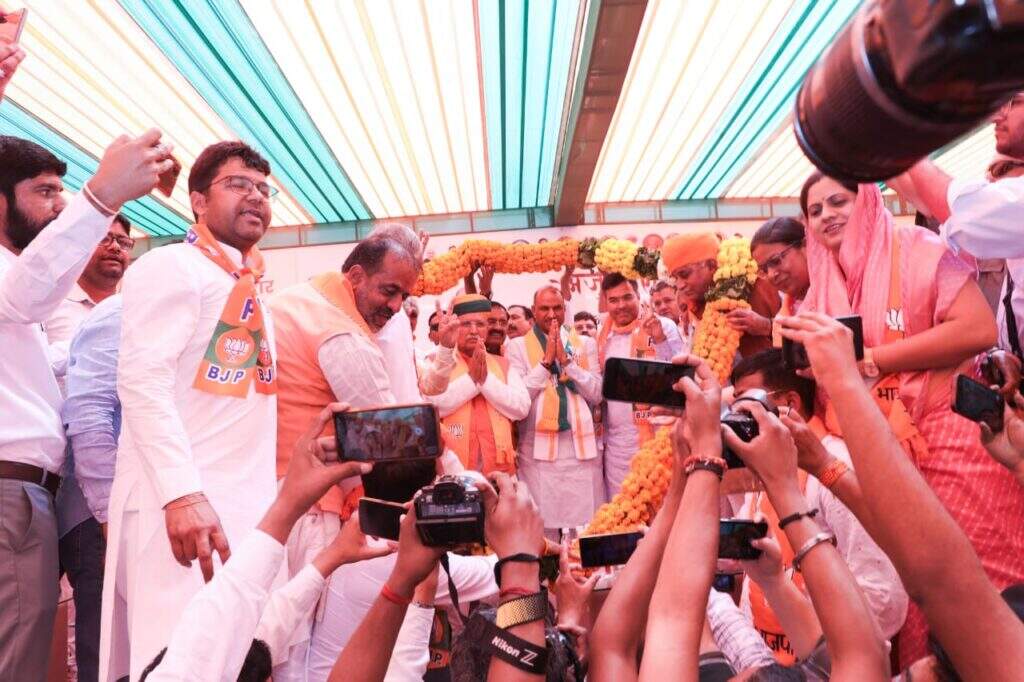 दो कैबिनेट मंत्रियों, पांच विधायकों, विधानसभा प्रत्याशियों सहित भाजपा नेताओं के साथ नामांकन दाखिल कर अर्जुनराम ने शुरू किया प्रचार