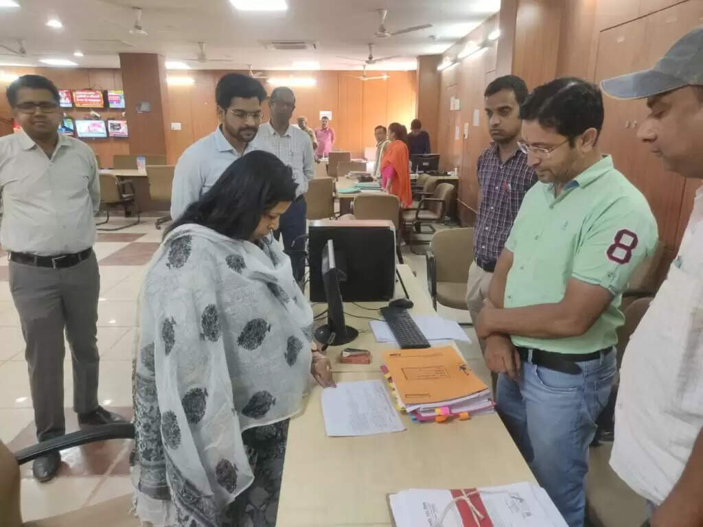 सी-विजिल ऐप पर प्राप्त शिकायतें 100 मिनिट में अनिवार्य रूप से निस्तारित हों : संभागीय आयुक्त
