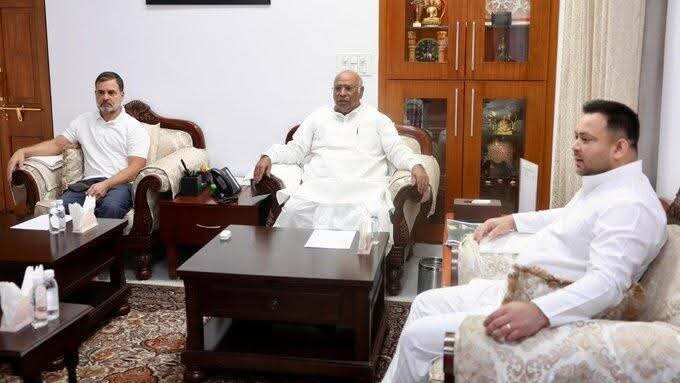 खड़गे के यहां कांग्रेस - आरजेडी की बैठक, चुनावी रणनीति पर बात, तेजस्वी यादव भी बैठक में भाग लेने पटना से दिल्ली आए हैं