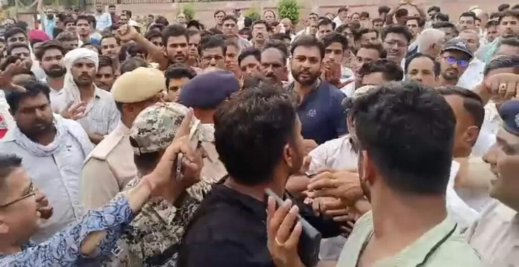 नागौर में मारपीट से घायल युवक की मौत : परिजनों ने किया प्रदर्शन, पुलिस के ढीले रवैये को बताया हत्या का जिम्मेदार
