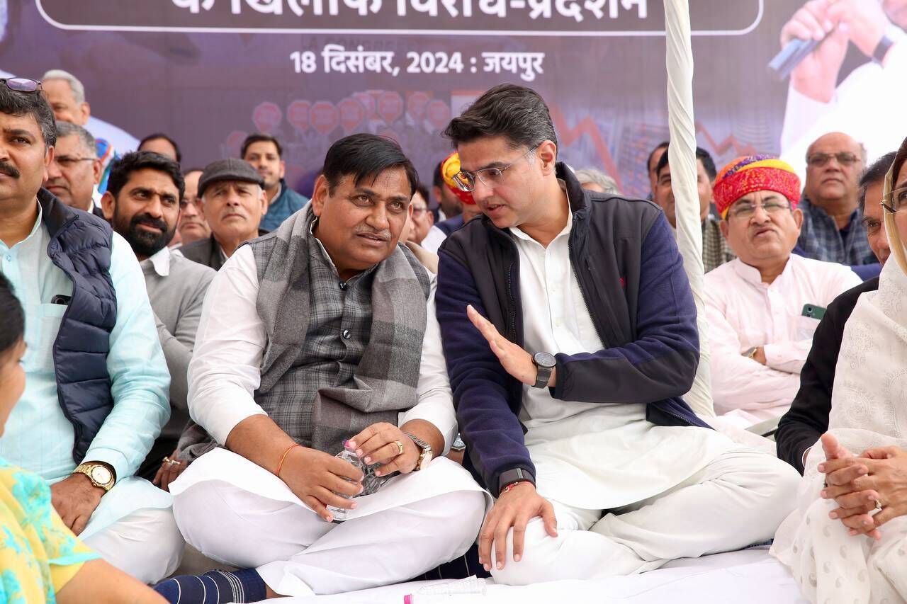 Jaipur : कांग्रेस का प्रदर्शन, डोटासरा को कंधे पर उठाया, राजभवन घेरने जाते कार्यकर्ताओं पर पानी की मार