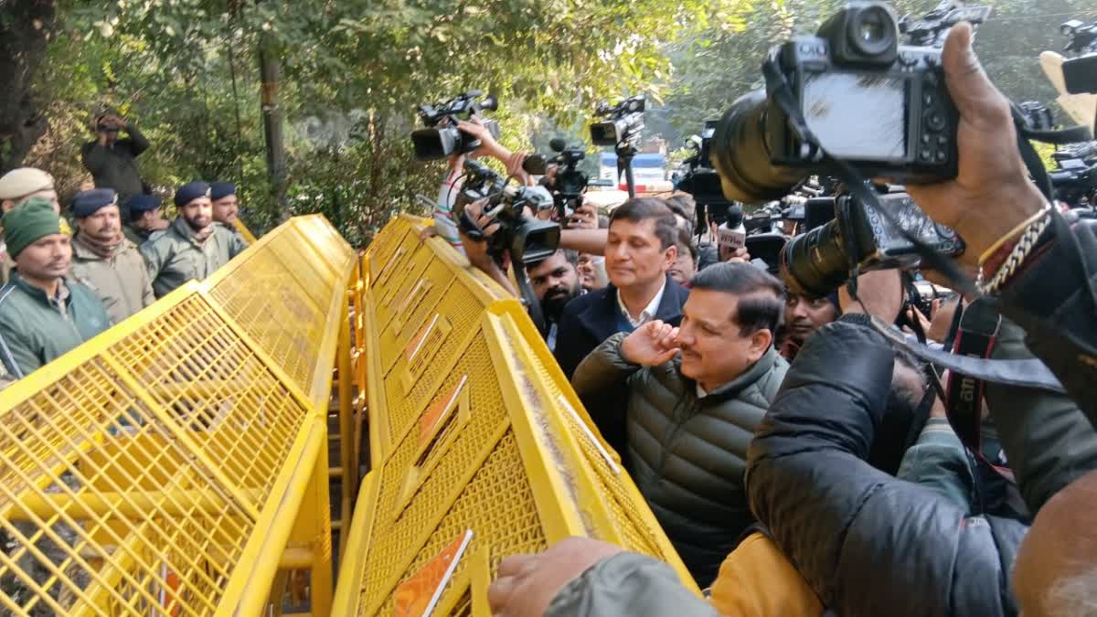 दिल्ली में शीशमहल V/S राजमहल की लड़ाई, आप नेता सीएम आवास पर