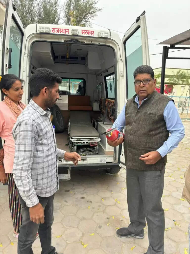 मिलीभगत : ड्राइवर की जगह नर्सिंगकर्मी चला रहा एंबुलेंस, दवाई की दुकान में चल रहा अस्पताल
