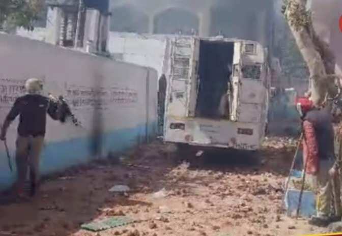 कैदियों ने किया पथराव, पुलिस ने छोडे आसू गैस के गोले