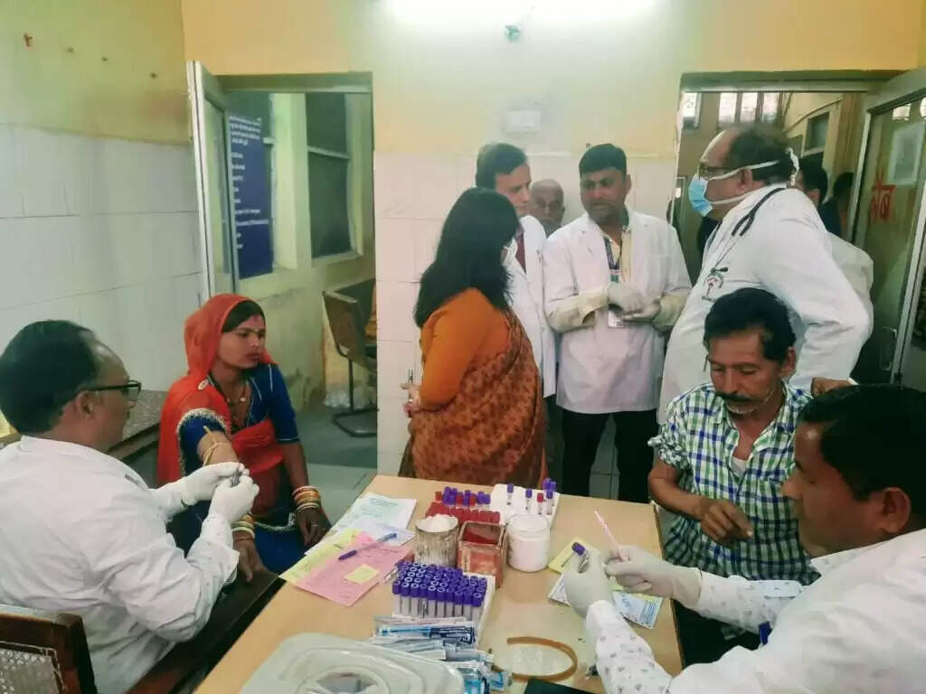 अचानक निरीक्षण करने पहुंची, दरवाजों पर चिपके नोटिस के कागज, जगह-जगह गंदगी देख नाराज