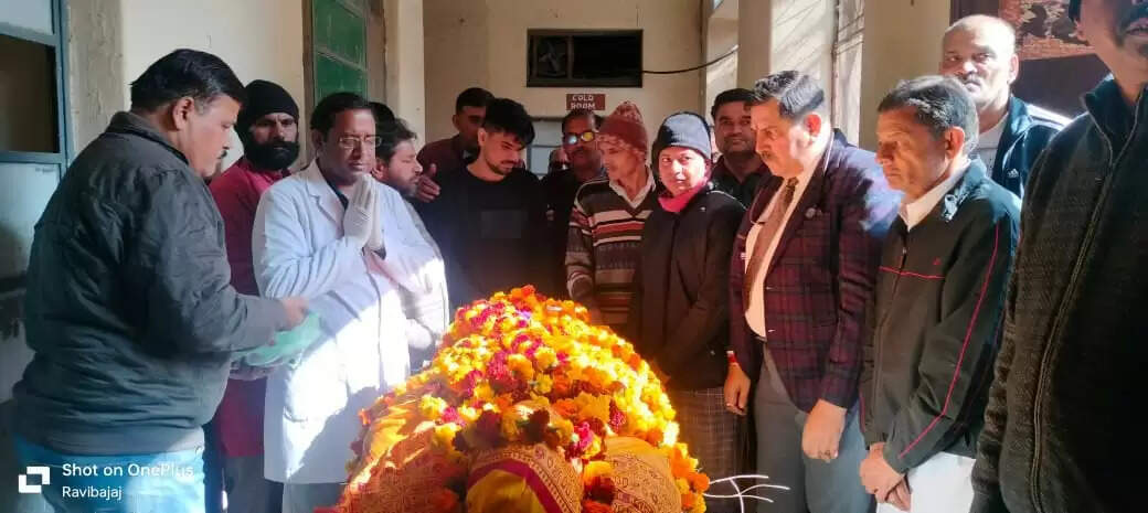 सेवा निवृत जज जितेंद्र सिंह के निधन पर परिजनों ने मेडिकल कॉलेज में उनकी पार्थिव देह की दान