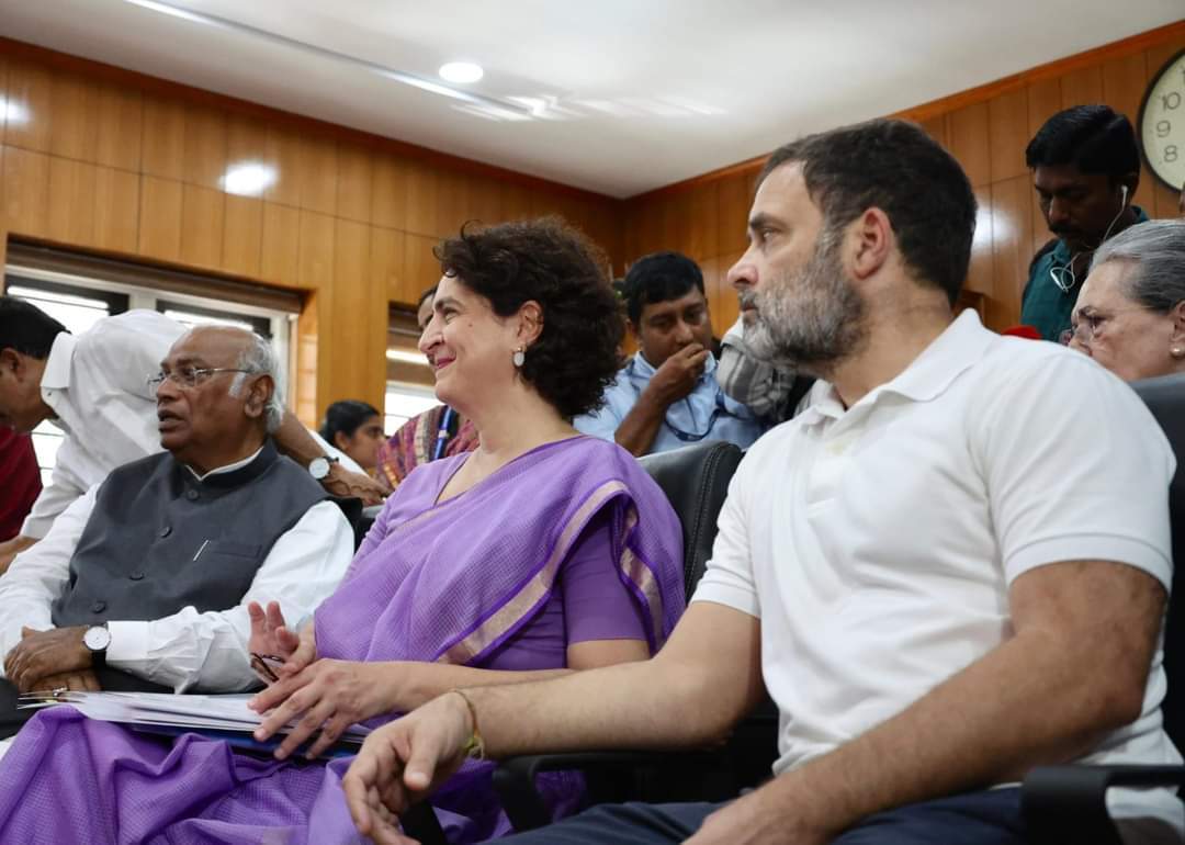 पूरा परिवार रहा उनके साथ, रोड शो में दिग्गज नेता भी हुए शामिल
