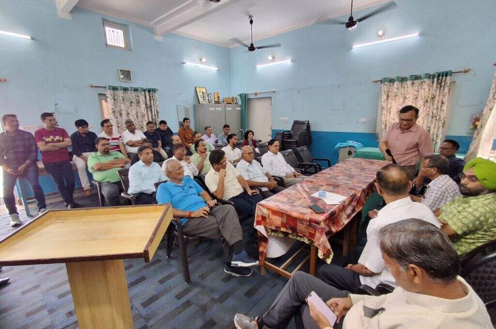 डॉक्टर्स ने हॉस्पिटल छोड़ा, कोलकाता की घटना पर आक्रोश जताया
