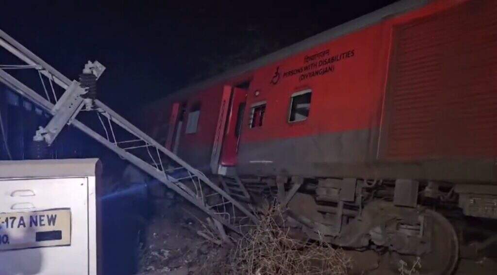 DERAILMENT IN AJMER : अहमदाबाद से आगरा के लिए रवाना हुई साबरमती एक्सप्रेस अजमेर में मदार स्टेशन के पास ट्रैक से उतरी