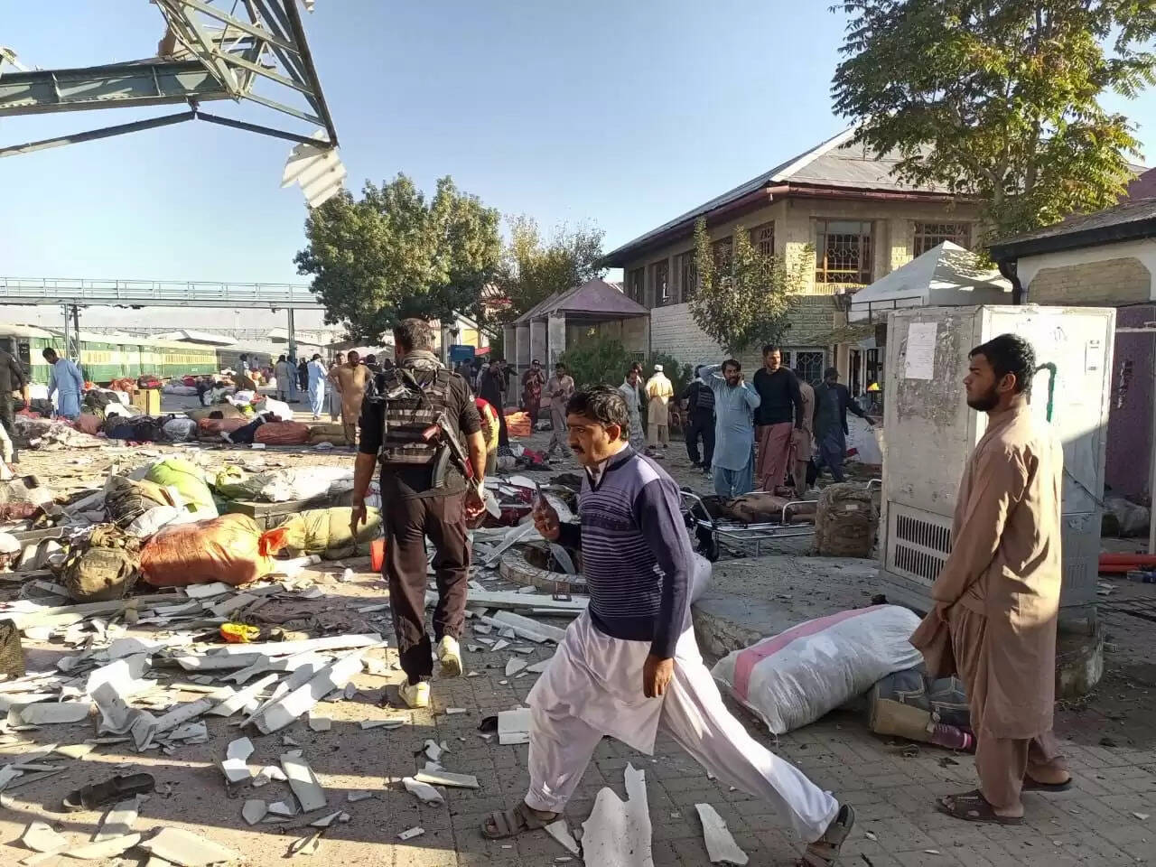 Islamabad : बलोच लिबरेशन आर्मी ने पाकिस्तान के क्वेटा रेलवे स्टेशन पर सुसाइड अटैक किया