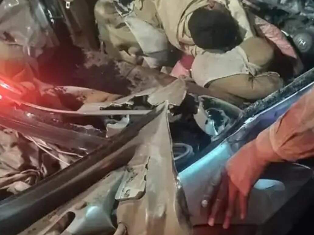 Bikaner : कार पर ट्रक पलटा, चार भाइयों सहित एक ही परिवार के 06 की मौत