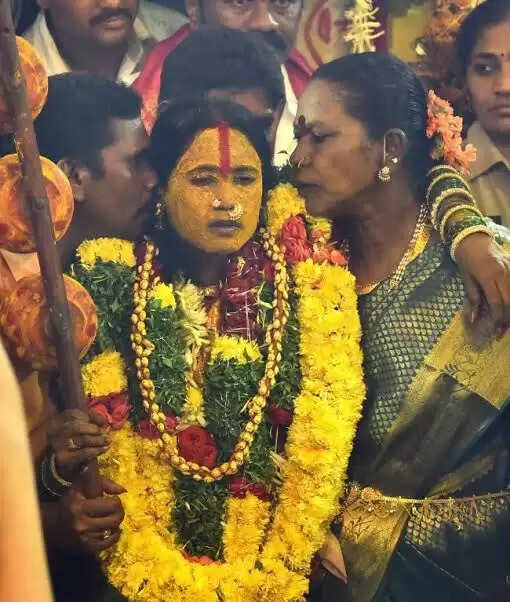 BONALU : यहां माँ काली के विकराल रूप का दर्शन करने सड़कों पर उमड़ रही भीड़