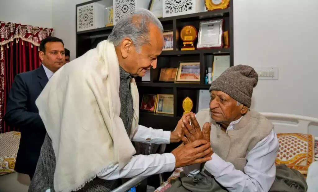 स्वतन्त्रता सेनानी रामू सैनी के घर गए, सतीश पूनिया के साथ तस्वीर वायरल