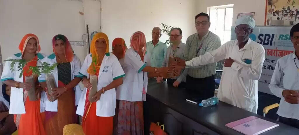 एसबीआई आरसेटी की ओर से गुसाईंसर में 'एक पेड़ माँ के नाम' लगाये