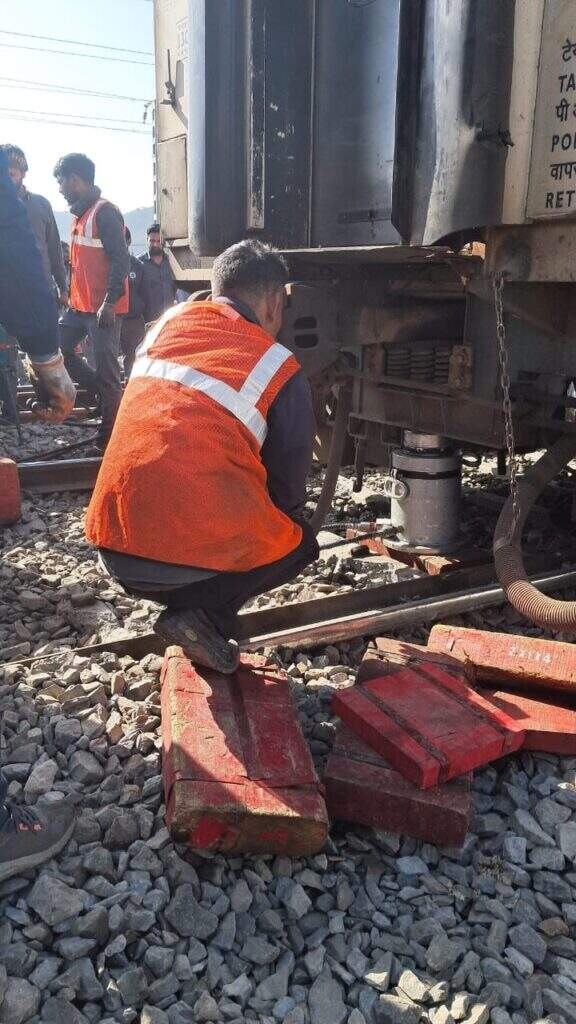 DERAILMENT IN AJMER : अहमदाबाद से आगरा के लिए रवाना हुई साबरमती एक्सप्रेस अजमेर में मदार स्टेशन के पास ट्रैक से उतरी
