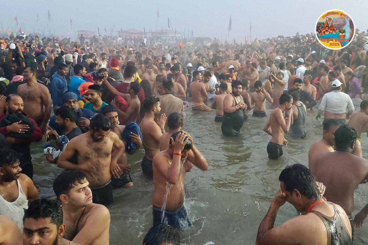 महाकुंभ 2025 : सबसे पहले महानिर्वाणी अखाड़ा ने किया स्नान, देखे महाकुंभ की कुछ खास झलकियां