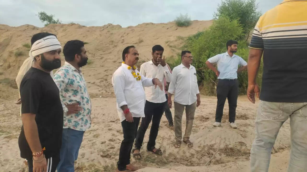 पाल टूटने से बस्ती में भर गया था पानी, उप महापौर पंवार निगम की टीम लेकर पहुंचे