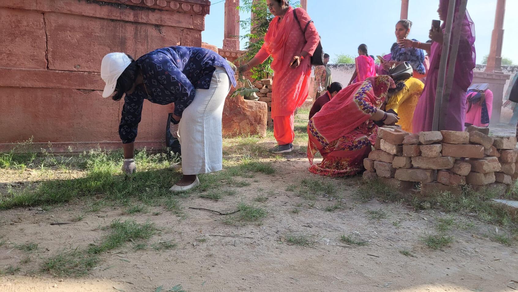 जिला कलेक्टर के नेतृत्व में जुटे अधिकारी व शहरवासी