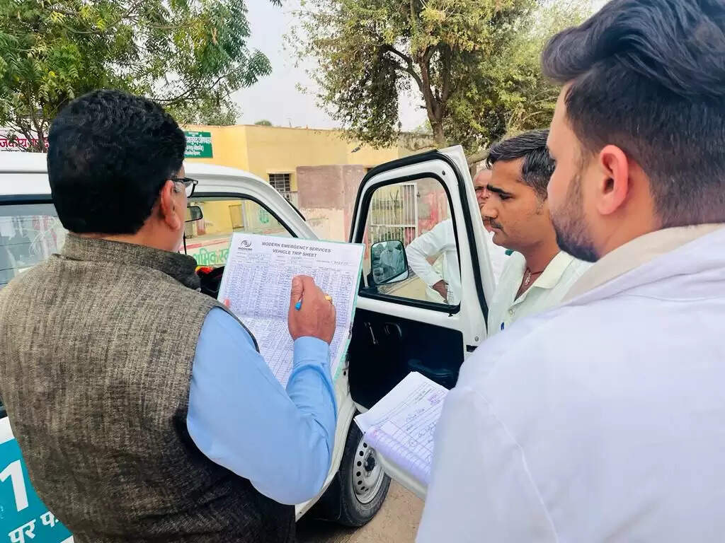 मिलीभगत : ड्राइवर की जगह नर्सिंगकर्मी चला रहा एंबुलेंस, दवाई की दुकान में चल रहा अस्पताल