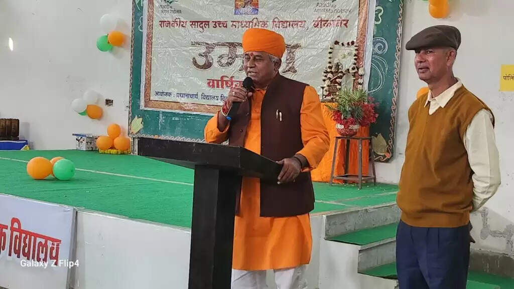सादुल उच्च माध्यमिक विद्यालय के वार्षिक कार्यक्रम में विधायक व्यास ने बच्चों को गुरु के महत्व के बारे में बताया